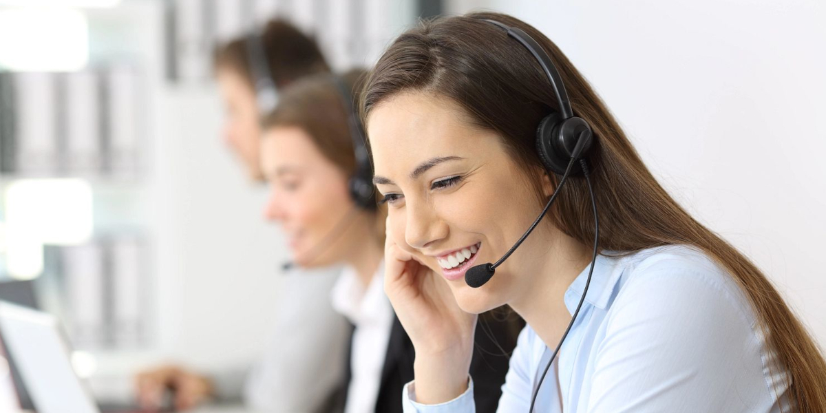Frau_mit_Headset_1200x600 Frau_mit_Headset_1200x600