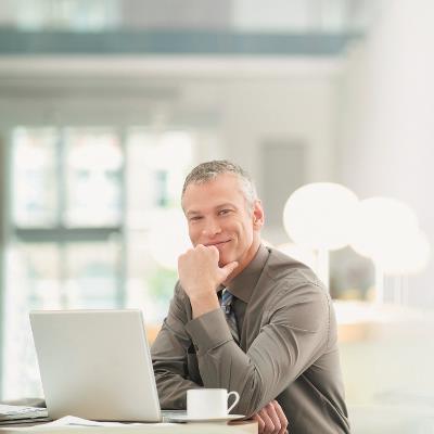 Mann_laechelnd_am_Laptop_400x400